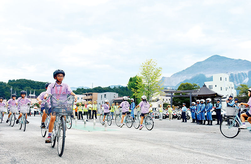 自転車の模範走行を披露する秩父第一小学校の児童＝20日午前、秩父市熊木町