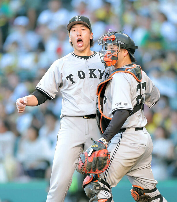 阪神を下し、岸田（右）と歓喜する大勢