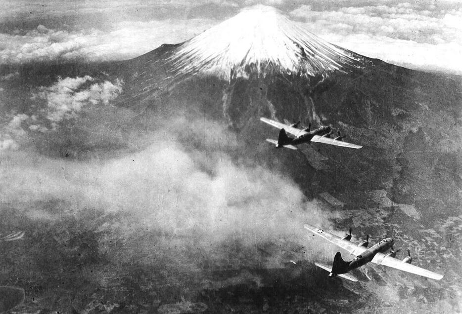 日本本土上空に達したB-29。帝都及び関東に対する爆撃行では、富士山を目標にして日本上空に侵入後、東（つまり右）に旋回してジェット気流に乗り、速度を上げながら爆撃目標に向かった。