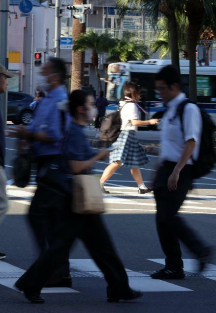 宮崎市街地を行き交う人々。ダブル党首選に対し、県民からは暮らしに目を向けた論戦を求める声が聞かれる＝１２日午後、ＪＲ宮崎駅前