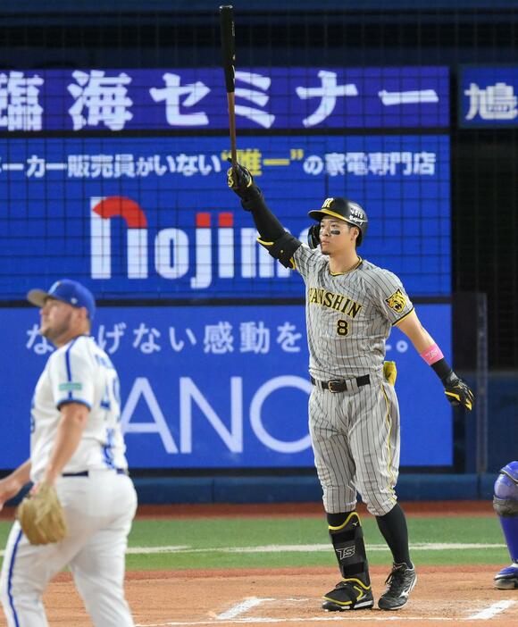 　１０回、勝ち越しとなる右越えソロを放つ佐藤輝（撮影・伊藤笙子）