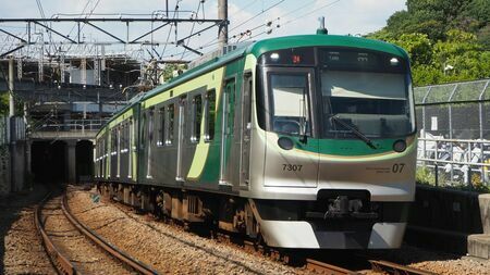 東急多摩川線の電車。「蒲蒲線」こと新空港線は同線を延ばして羽田空港アクセス路線とする計画だ（記者撮影）