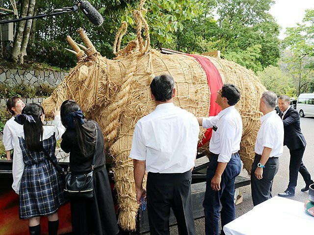 長年の感謝を込めて、大牛をねぎらう関係者