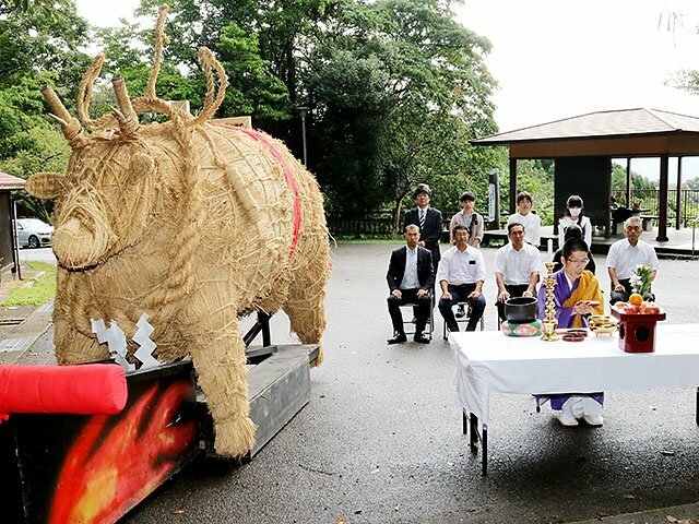 長年の無事開催に感謝するとともに、今年も安全に行われるよう祈願する実行委員ら＝倶利伽羅県定公園