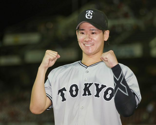 8勝目を手にし笑顔の巨人・井上温大投手(写真：時事)