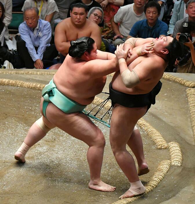 　阿炎（右）を押し出しで破る琴桜（撮影・持木克友）