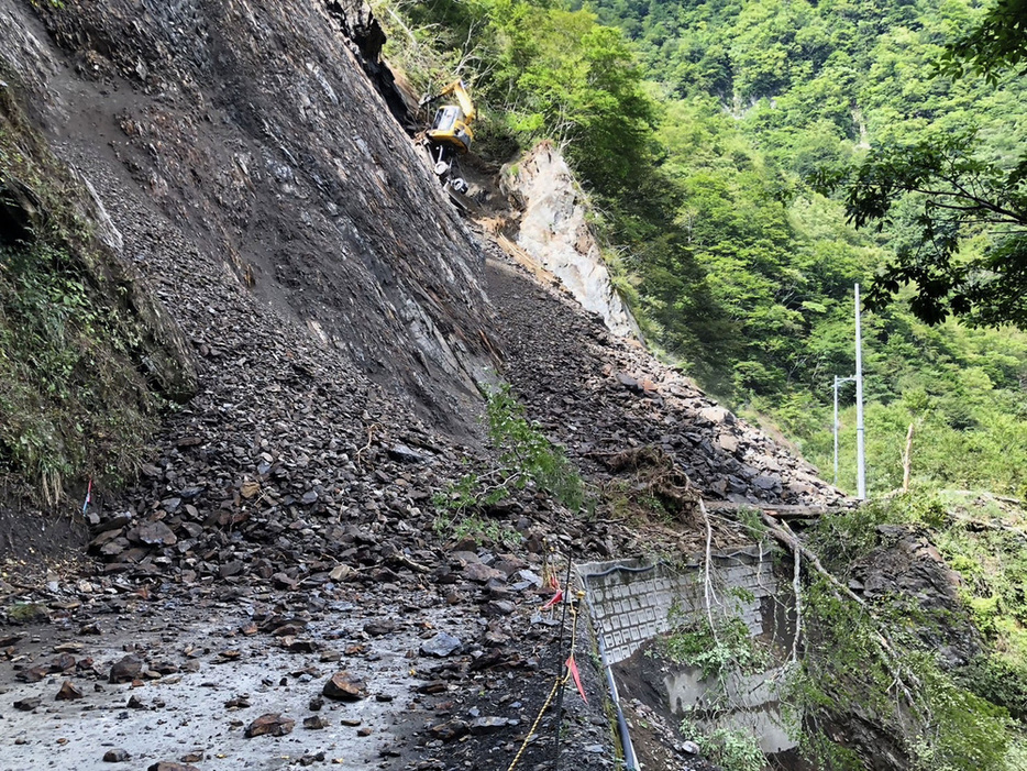 のり面が崩れ、土砂が道路をふさいだ静岡市葵区の林道＝19日午前（同市提供）