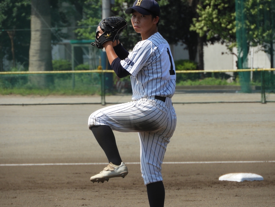 リリーフでマウンドに上がった飯島誠治（東）