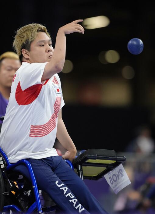 ボッチャ男子（運動機能障害BC4）の1次リーグでボールを投げる内田峻介＝8月31日、パリ（共同）