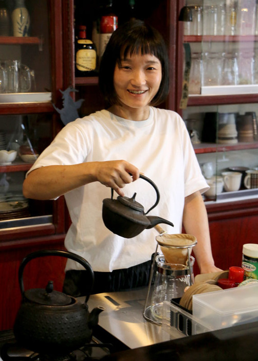 スナック喫茶の経営を引き継ぎ、鐵喫茶アウンの開店準備を進める太田さん