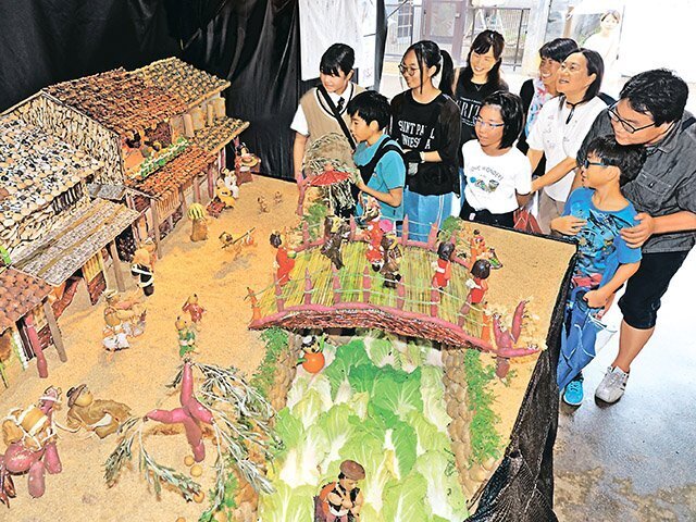 細部まで作り込まれた作品「コイ路」に見入る来場者＝高岡市福岡福岡地域中心部