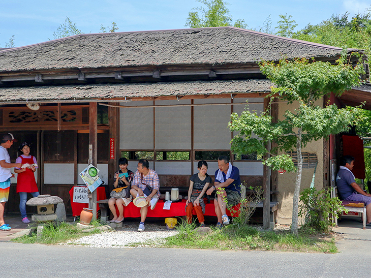 お店の横には待合スペースがあります。ソファーでくつろぎながら待つことができます