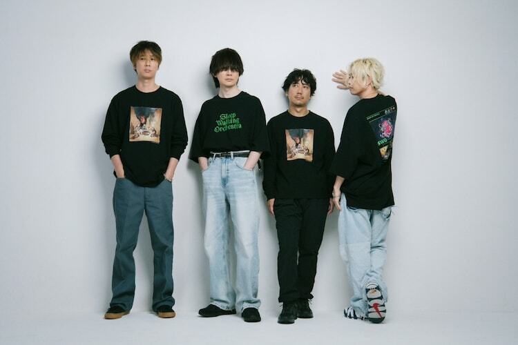 「ダンジョン飯」とのコラボアイテムに身を包んだBUMP OF CHICKEN。