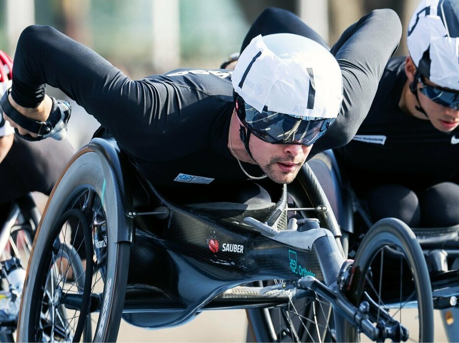 車いすマラソン世界記録保持者のマルセル・フグ（スイス）が使用するレーサーは、F1で有名なザウバー社開発のもので、会社ロゴが車体に表示されている（写真：越智貴雄）