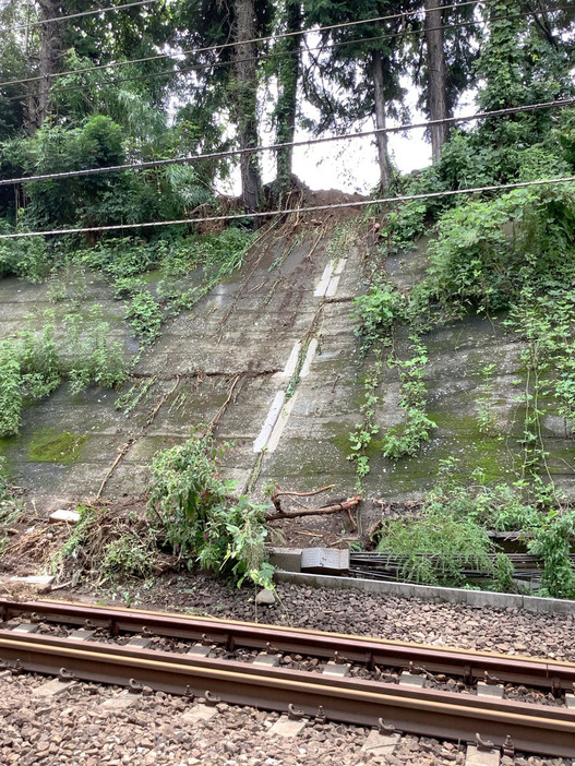 神奈川県湯河原町の東海道線のトンネル付近で、線路に土砂が流入した現場＝8月31日（JR東日本横浜支社提供）