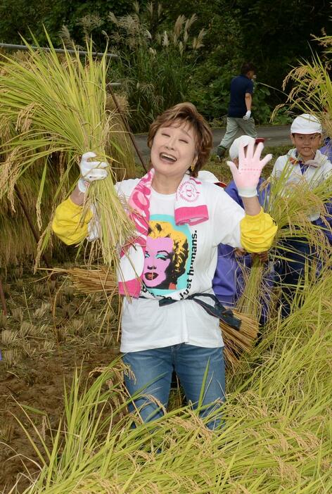 長岡市山古志地域（旧山古志村）の水田で、04年に発生した中越地震からの復興を願って、子どもたちと稲刈りを行った小林幸子