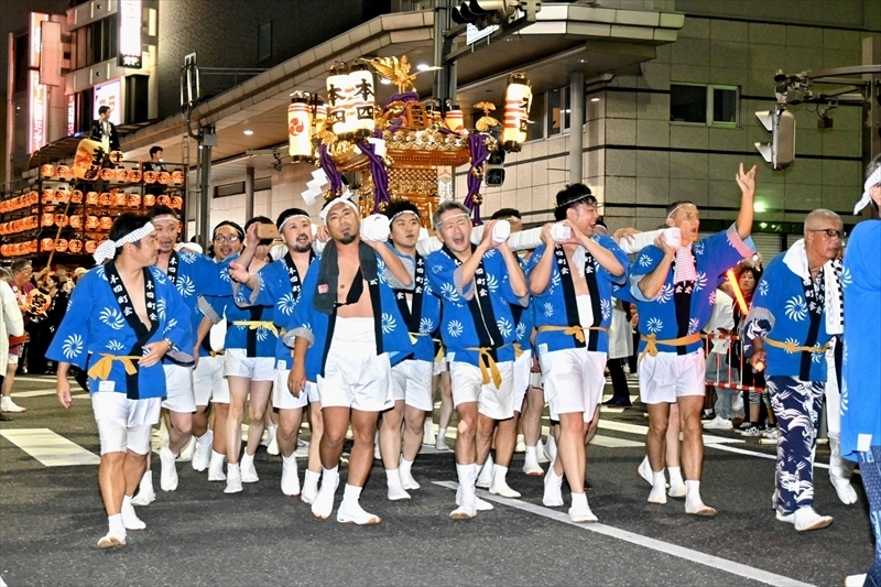 威勢の良いかけ声を上げて御輿を担ぐ参加者