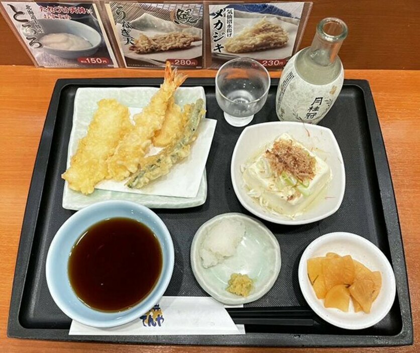 『天丼てんや』エビ、イカ、レンコン、インゲンの天ぷらと日本酒のセット※撮影／編集部