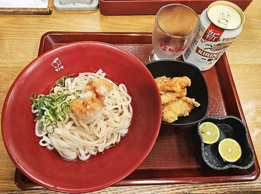 園都さんイチオシの『なか卯』とり天すだちおろしうどんとビール※撮影／編集部