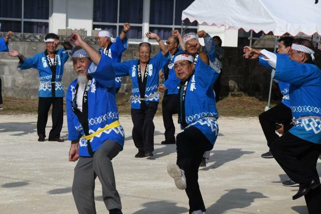 老若男女が集まって集団でのクイチャーが行われた＝28日、池間島・水浜広場