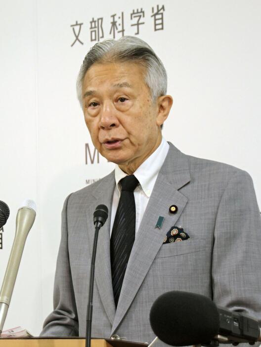 閣議後、記者会見する盛山文科相＝17日午前、文科省