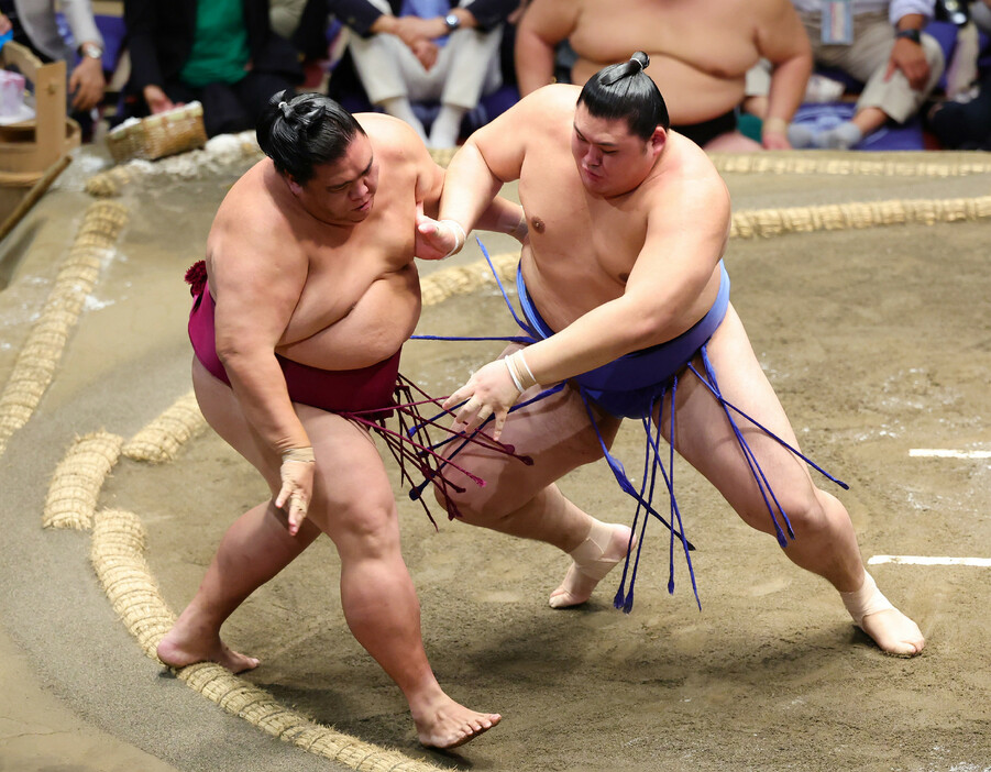 大相撲秋場所８日目。関脇大の里（右）は御嶽海を下し、無傷の８連勝で給金を直した。両大関は、琴桜が正代を押し出して６勝目を挙げ、豊昇龍は若元春を首投げで仕留めて星を五分とした＝１５日、東京・両国国技館