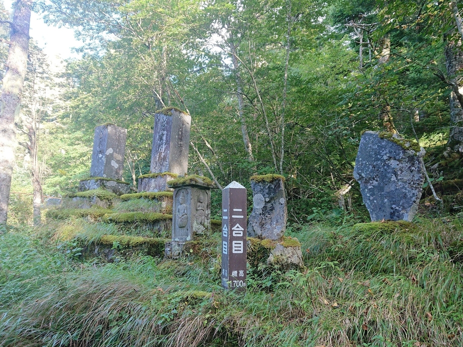 冨士御室浅間神社の境内に立ち並ぶ石碑群