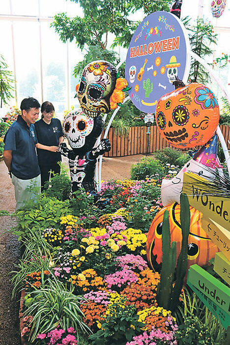 花々や風船の装飾などでハロウィーンの雰囲気が漂う会場