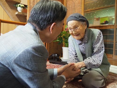 大橋市長（左）と笑顔で話す藤原さん