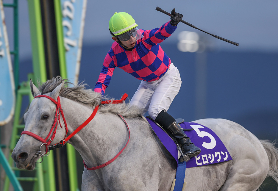 青藍賞・ヒロシクンと高松亮騎手 (C)岩手県競馬組合