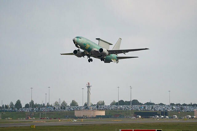 バーミンガム空港で初飛行した英空軍向けE-7初号機（ボーイング提供）