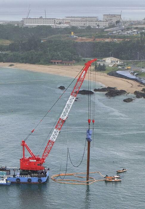 沖縄県名護市辺野古沖の大浦湾で、金属製のくいを打ち込むクレーン船＝8月