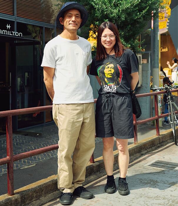 Tシャツ、パンツ＝ともにノーブランド　スニーカー＝ヴァンズ　ハット＝ドライボーンズ