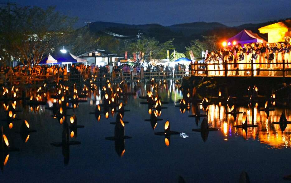 竹灯籠が飾られた丸池公園＝湧水町