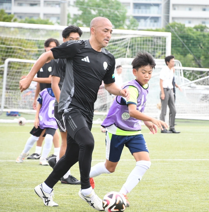 Jリーグのイベントで子どもたちとサッカーを楽しむ小野伸二さん（手前左）