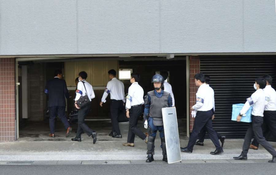 小桜一家本部事務所に家宅捜索に入る県警の捜査員＝１９日午前１０時ごろ、鹿児島市甲突町