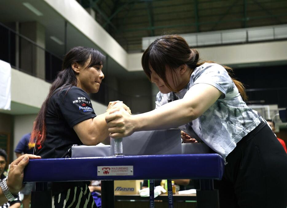 堂々の戦いで優勝をもぎ取った山田（左）