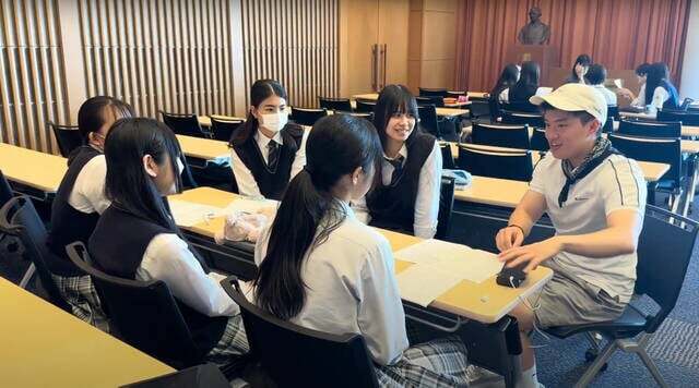 高大連携授業で、法政大学の留学生と英語で会話をしている様子