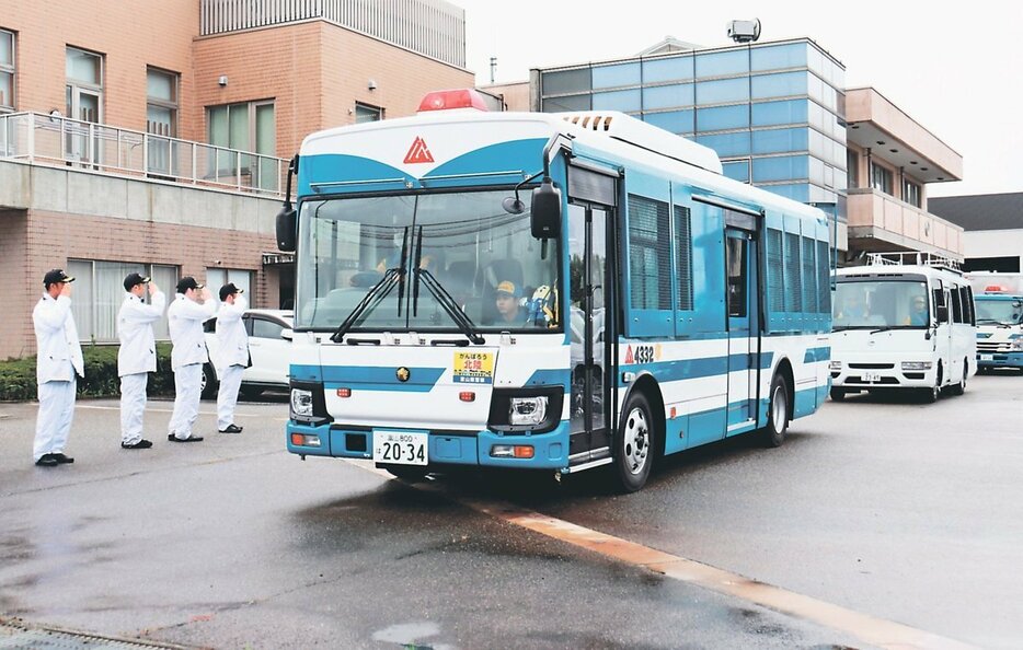 被災地へ出発する県警広域緊急援助隊警備部隊の隊員ら＝県警機動隊庁舎前