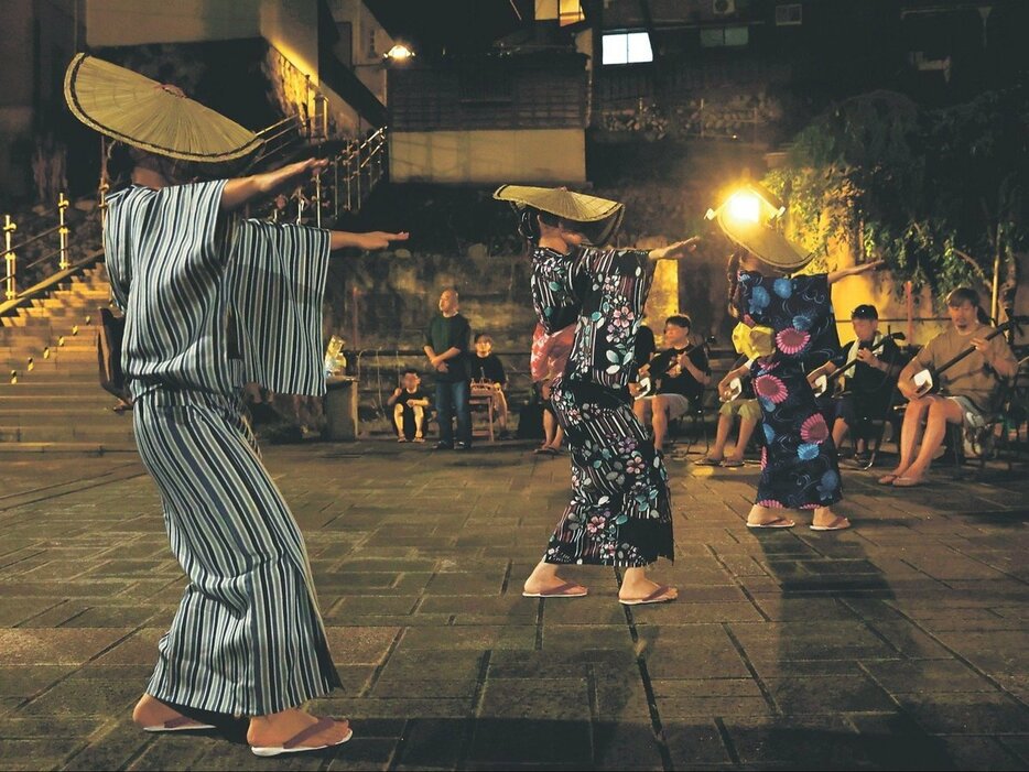 本番に向け、最後の稽古に励む踊り手ら＝富山市八尾町鏡町