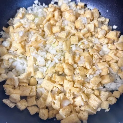 冷凍豆腐とみじん切りにした薄揚げ、玉ねぎを加える