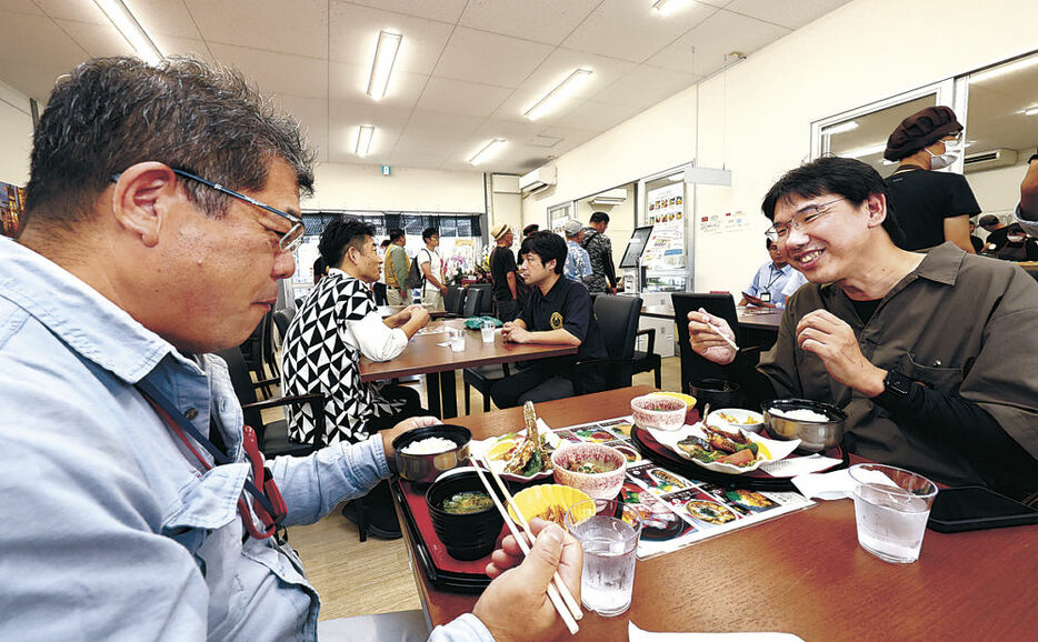 詰めかけた多くの市民らでにぎわう「すずなり食堂」＝６日午後０時１０分、珠洲市野々江町