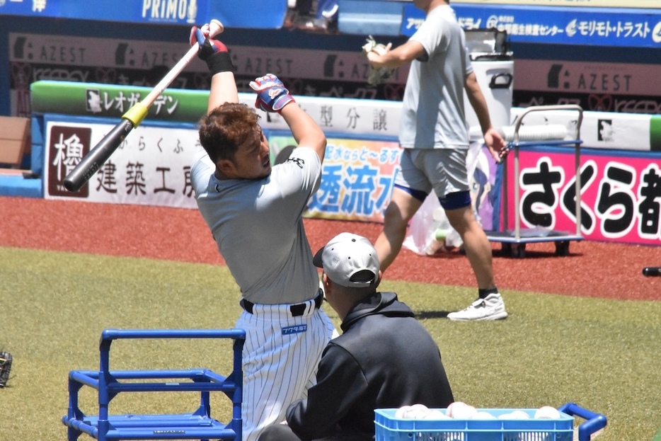 打撃練習するロッテ・大下誠一郎［撮影＝岩下雄太］