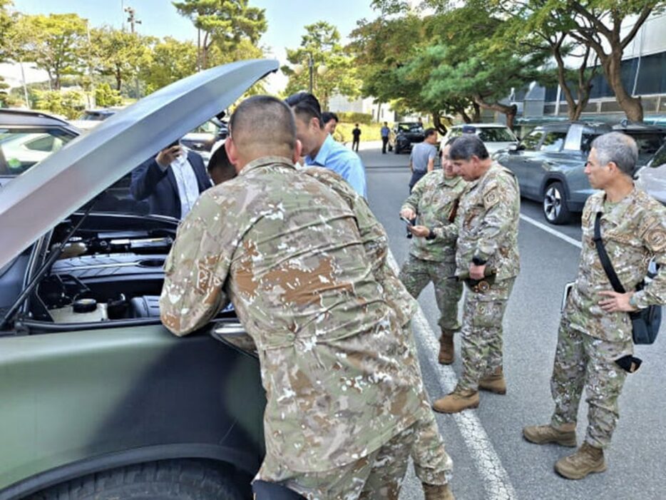 4日に平沢工場を訪れ、レクストンスポーツに試乗したペルー陸軍関係者ら(c)KOREA WAVE