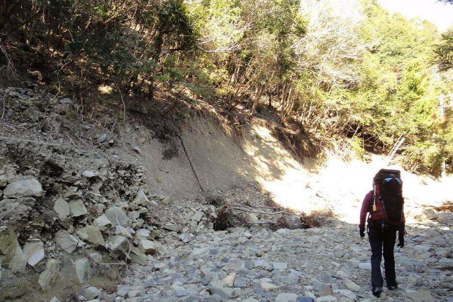 山行中に遭遇した一部崩落した登山道