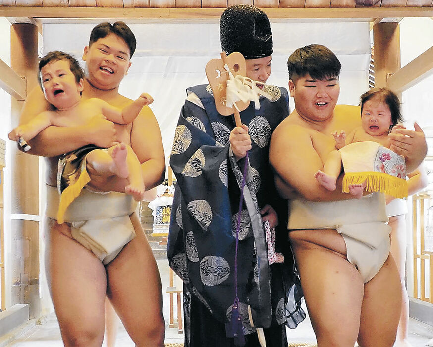 元気な泣き声を上げる赤ちゃん＝高岡市の射水神社