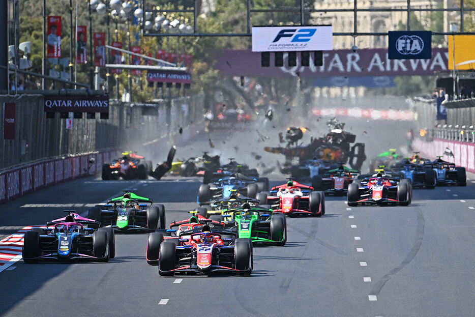 2024年FIA F2第12戦バクー フィーチャーレースのスタートで発生した多重クラッシュ