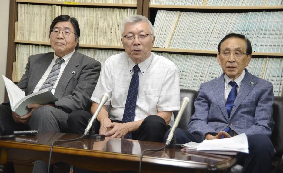 記者会見する原告の奥田恭正さん（中央）と弁護団＝13日午前、名古屋市