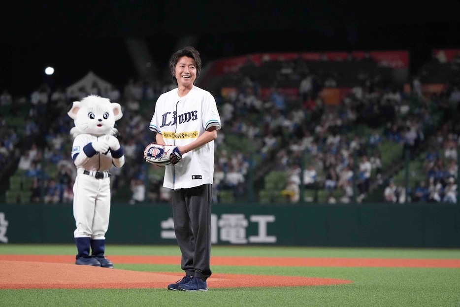 セレモニアルピッチを行った藤原竜也さん©SEIBU Lions