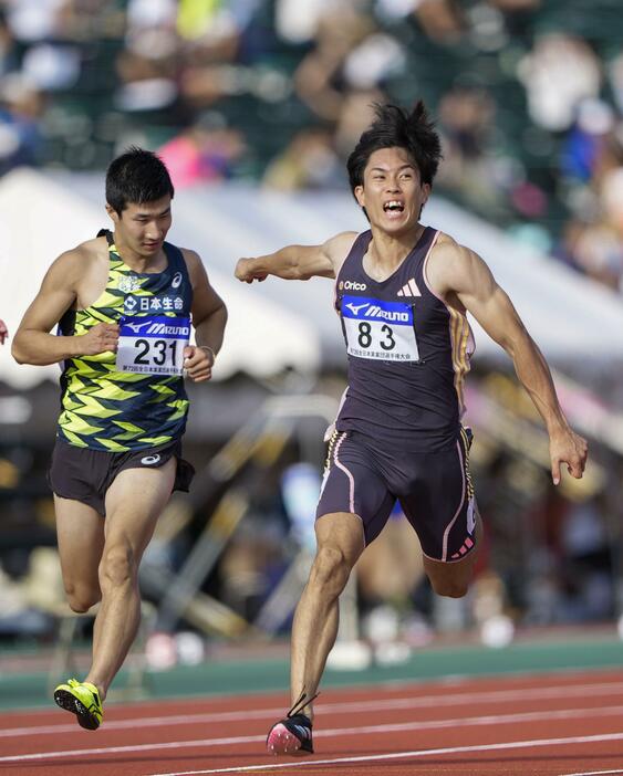 男子100メートルで10秒09をマークし優勝した宇野勝翔。左は桐生祥秀＝維新みらいふスタジアム